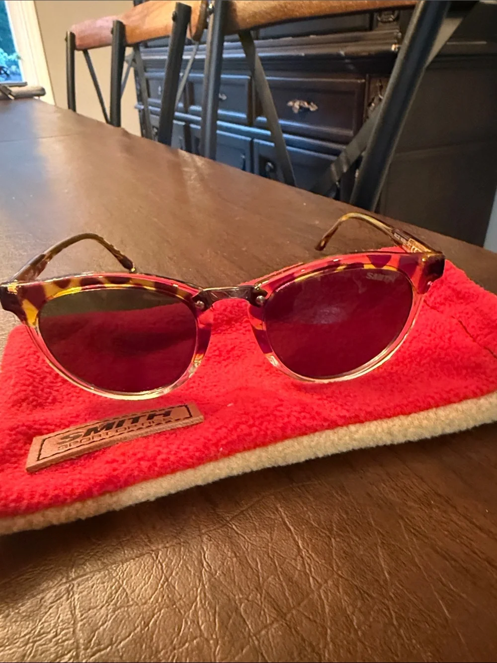 SMITH Tortoiseshell Frame Sunglasses with Gold Bridge and Dark Lenses